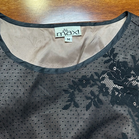 To the Max.   Size medium.  Stunning lace top with lining - Picture 5 of 6
